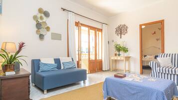 Een televisie en boeken