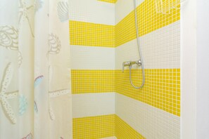 Duschwanne, Haartrockner, Bidet, Handtücher