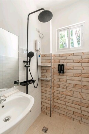 Douche, bidet, serviettes fournies, savon