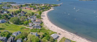 Arlie`s Digs! - One Block To Willard Beach!