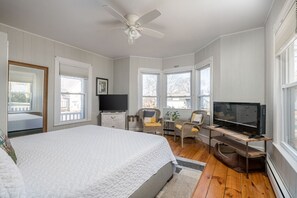 2 camere, una scrivania, ferro/asse da stiro, culla da viaggio