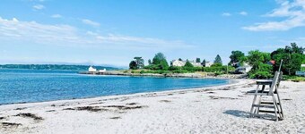 Arlie`s Digs! - One Block To Willard Beach!