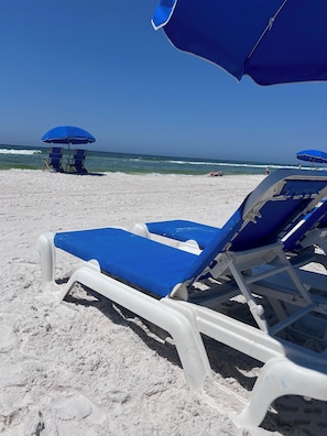 在海滩、沙滩椅