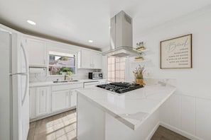 Fridge, microwave, oven, stovetop - Charming Hillcrest/Mission Hills 3 BR + House (San Diego)