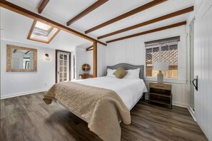 3 habitaciones, escritorio y tabla de planchar con plancha