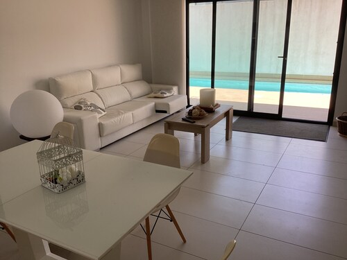 HouseSleeps6-Pool-Beach-Garden-Solarium-PetOK