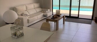 HouseSleeps6-Pool-Beach-Garden-Solarium-PetOK