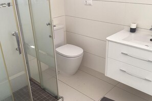 Douche, sèche-cheveux, serviettes fournies