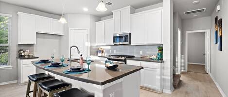 Kylskåp, mikrovågsugn, ugn och spishäll