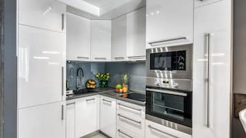 Kühlschrank, Mikrowelle, Ofen, Herdplatte