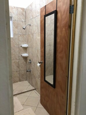 Douche, serviettes fournies
