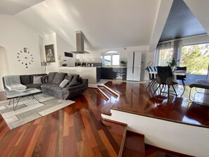 TV, fireplace, stereo - Stunning 3-Bedroom Villa with a private pool-Pula (Pula)