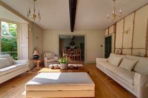 Smart TV, chimenea, reproductor de DVD y libros 