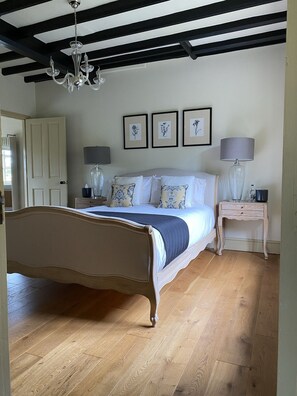 5 habitaciones, tabla de planchar con plancha y wifi gratis 