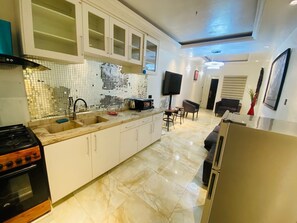 Fridge, microwave, oven, stovetop - Beautiful Short-let Apartment in Lekki phase 1 (Lekki)