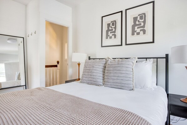 3 bedrooms, iron/ironing board, WiFi, bed sheets - Harvard Square 3BR w/ W/D, steps to Harvard Square (Cambridge)