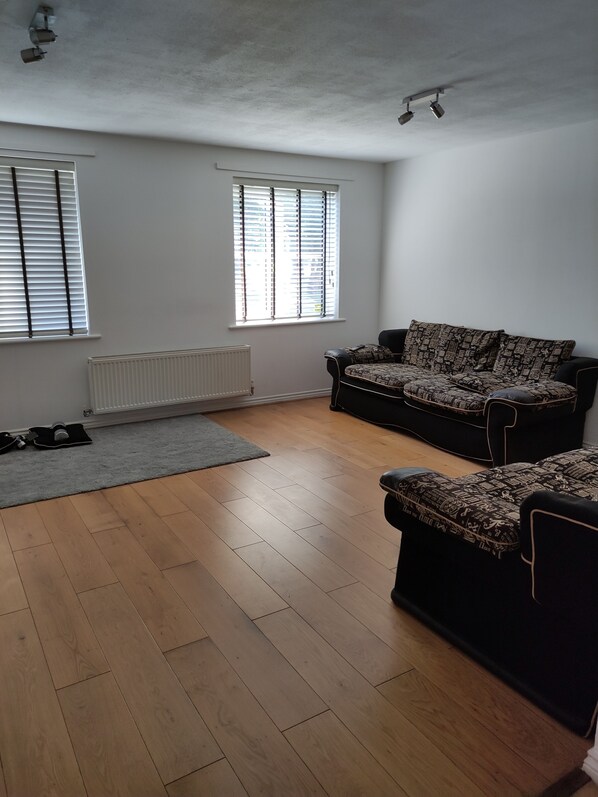TV, fireplace, stereo - Immaculate 1-Bed Apartment in Borehamwood (Borehamwood)