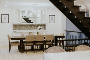 Dining - Peaceful Luxury in Prince Edward County – Hot Tub, EV Charger (Carrying Place)