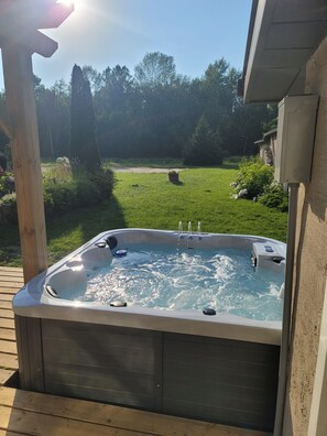 Tina de hidromasaje al aire libre