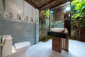 Shower, rainfall showerhead, free toiletries, hair dryer - An Vien Hoi An Villa (Da Nang)