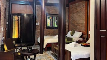 Premium bedding, minibar, desk, free WiFi