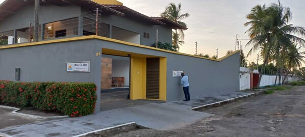 Vista frontal de la propiedad