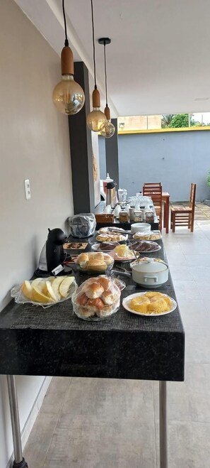 Daily cooked-to-order breakfast (BRL 20 per person)