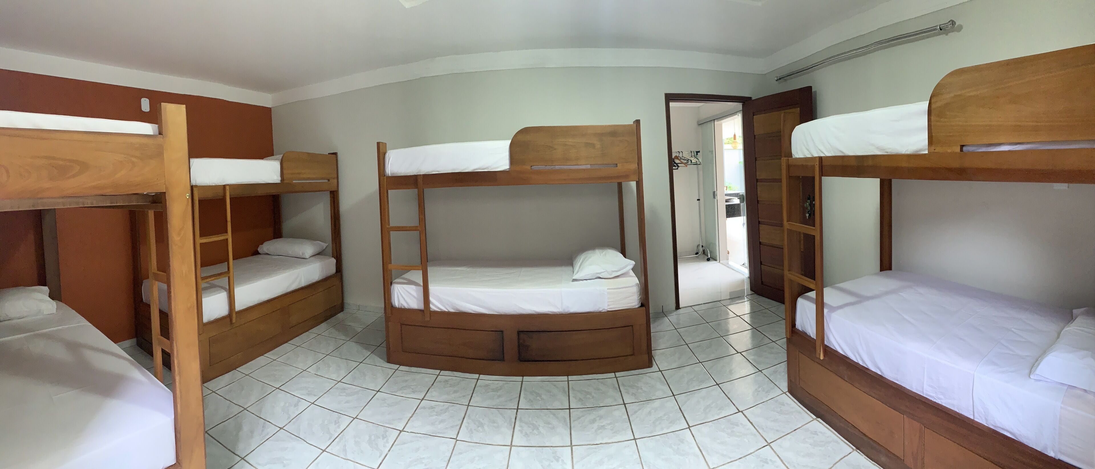 Dormitorio compartido | Tabla de planchar con plancha y wifi gratis 