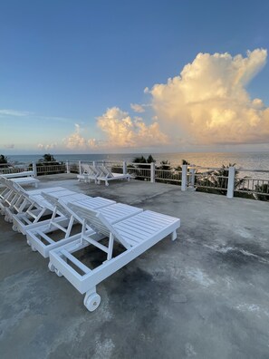 Terrace/patio - Caye Caulker Beach Hotel (Caye Caulker)