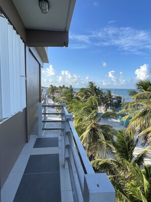 Terrace/patio - Caye Caulker Beach Hotel (Caye Caulker)