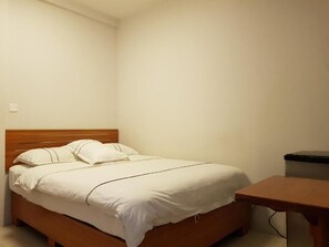 Standard Single Room, 1 Double Bed | In-room safe, desk, soundproofing, bed sheets - Caye Caulker Beach Hotel (Caye Caulker)