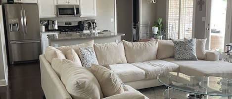 Smart TV, chimenea y libros