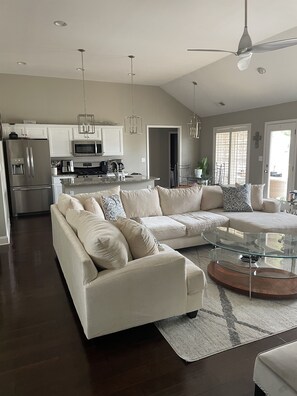 Smart TV, fireplace, books - Stylish 3 bedroom ranch just south of Memphis (Horn Lake)