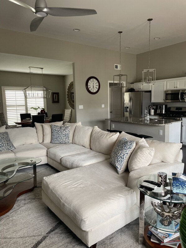 Smart TV, fireplace, books - Stylish 3 bedroom ranch just south of Memphis (Horn Lake)