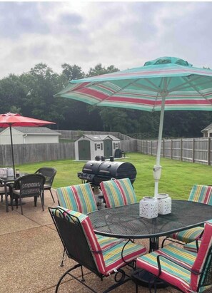 Outdoor dining - Stylish 3 bedroom ranch just south of Memphis (Horn Lake)