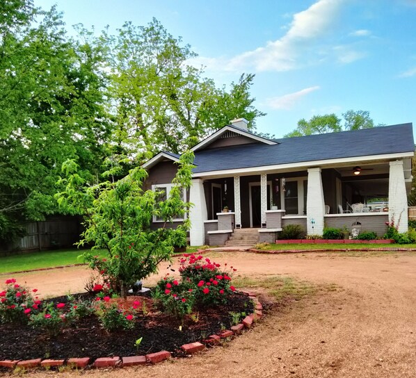 Exterior - Large 3 room suite including coffee bar , TV (Ruston)