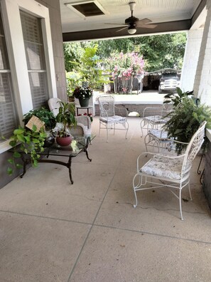 Outdoor dining - Large 3 room suite including coffee bar , TV (Ruston)