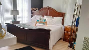 2 bedrooms, desk, WiFi