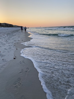 A beach with footprints leading to the water, a pier in the background, and a sunset sky. - Family Retreat w yard, mins to Beach, Convention Center, AF Base. NO CLEAN FEE ! (Fort Walton Beach)