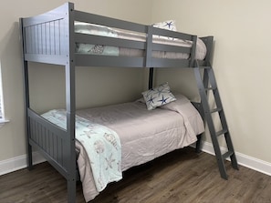 3 chambres, bureau, fer et planche à repasser, lit de bébé portatif