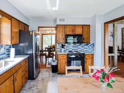 Cheerful 5 bedrooms house 15 mins to KC downtown