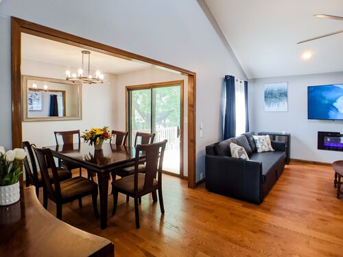 Cheerful 5 bedrooms house 15 mins to KC downtown