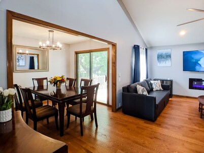 Cheerful 5 bedrooms house 15 mins to KC downtown