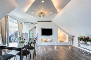 Dining - 'Uhse Apartment' with Garden & Wi-Fi (Heide)