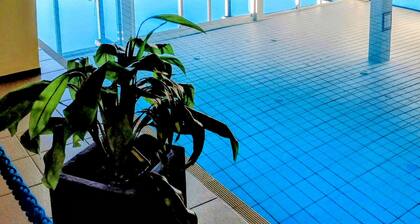 Appartement "WaldkÀuzle27" avec vue sur les montagnes, piscine et balcon partagés.