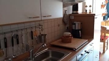 Køleskab, mikrobølgeovn, ovn, kogeplade