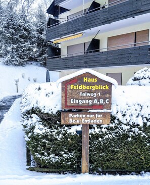 A wooden sign with text indicating a location named 'Haus Feldbergblick' on 'Talweg 1' with parking for 'Be- u. Entladen'. - Holiday Apartment 'Waldkäuzle' with Mountain View, Shared Pool & Balcony, Pets on Request (Lenzkirch)