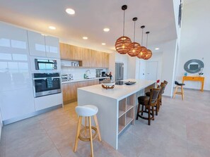 Een koelkast, een magnetron, een oven, een kookplaat