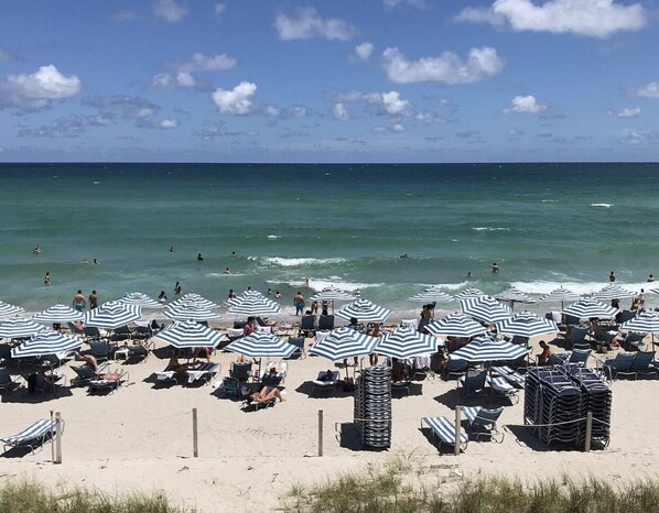 Beach nearby, sun loungers, beach towels
