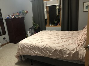 4 bedrooms, iron/ironing board, WiFi, bed sheets